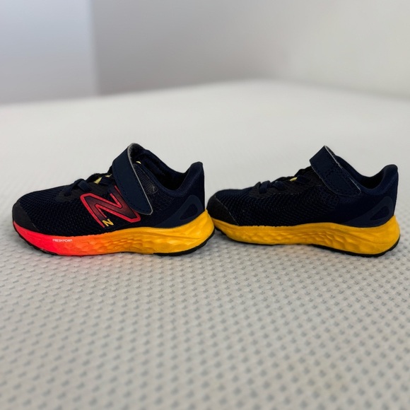 New Balance Fresh foam Arishi v4 bungee lace with Velcro top strap toddler sz 6 - Picture 4 of 8